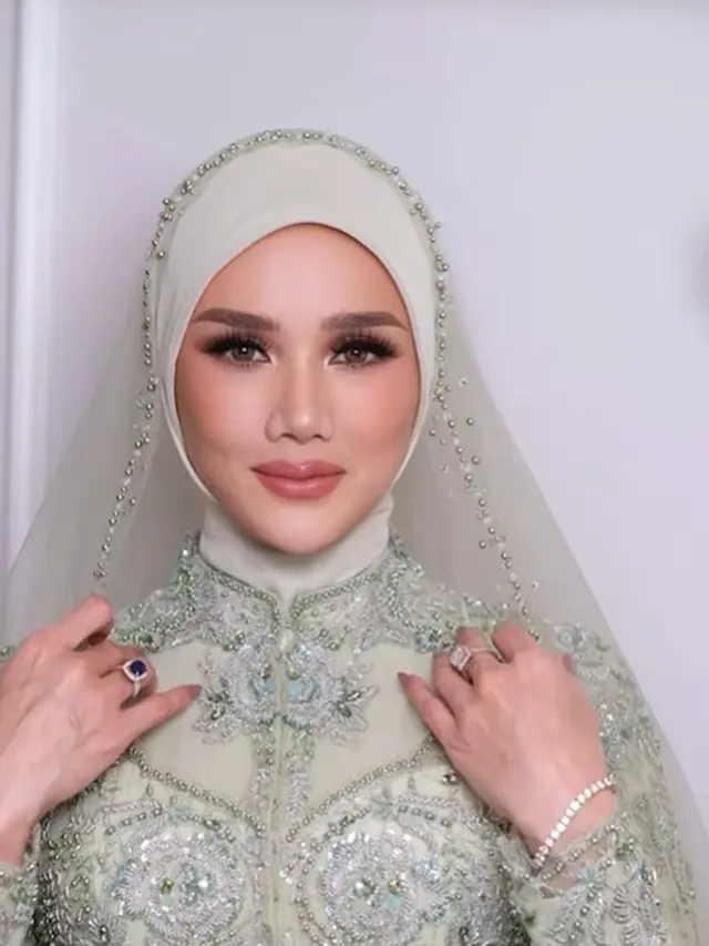 Potret Mulan Jameela Pakai Cincin Blue Sapphire, Elegan dalam Berbagai Momen