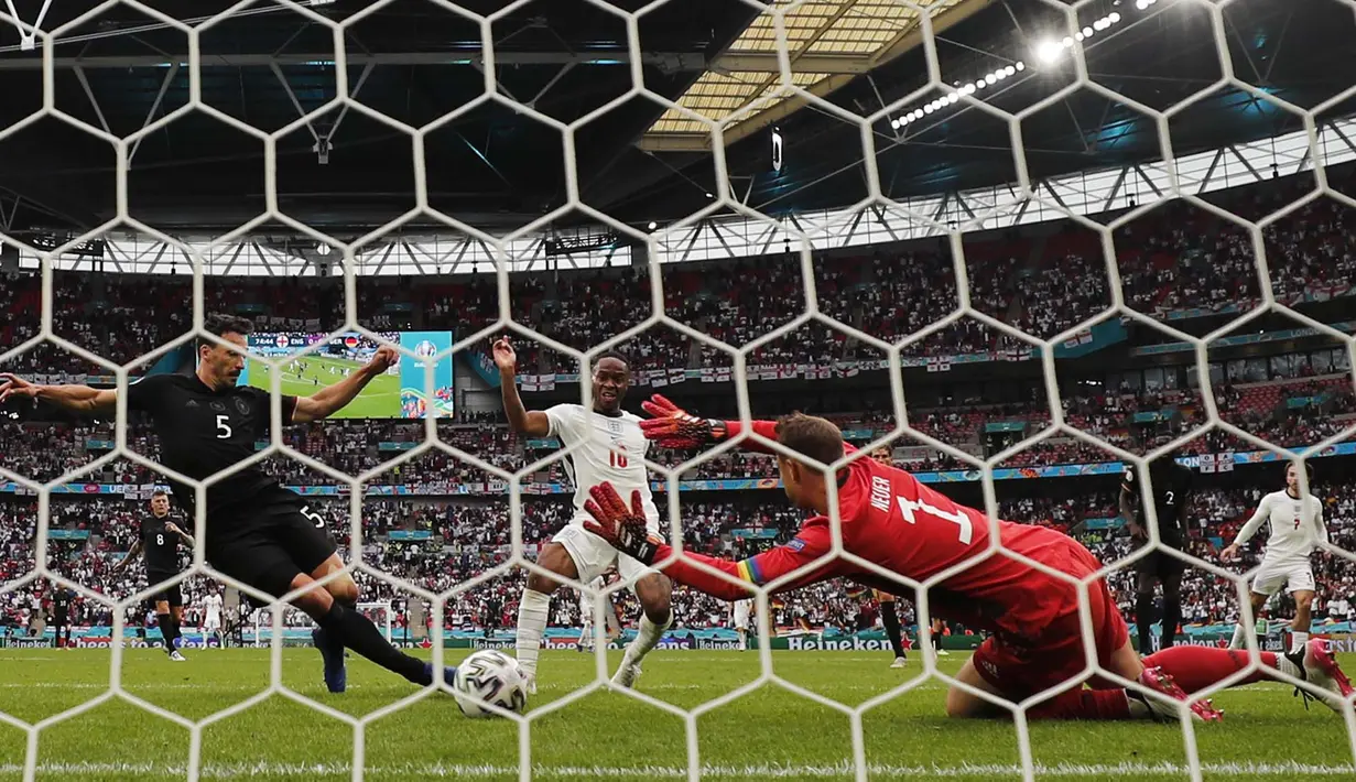Inggris berhasil membobol gawang Jerman via gol Rahem Sterling pada menit ke-75. Dengan memanfaatkan serangan balik, Sterling langsung menyapu bola umpan Luke Shaw. (Foto: AP/Pool/Frank Augstein)