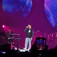 Bebi Romeo mengajak Afgan menyanyikan lagunya di panggung Java Jazz Festival 2024. [Foto: Lanny Kusuma/Fimela]