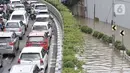 Kemacetan kendaraan akibat banjir merendam Underpass Senen, Jakarta, Selasa (25/2/2020). Hujan deras yang mengguyur Jakarta sejak dini hari tadi menyebabkan Underpass Senen terendam banjir setinggi dua meter sehingga mengakibatkan akses Cempaka Putih-Pasar Senen terputus. (merdeka.com/Iqbal Nugroho)