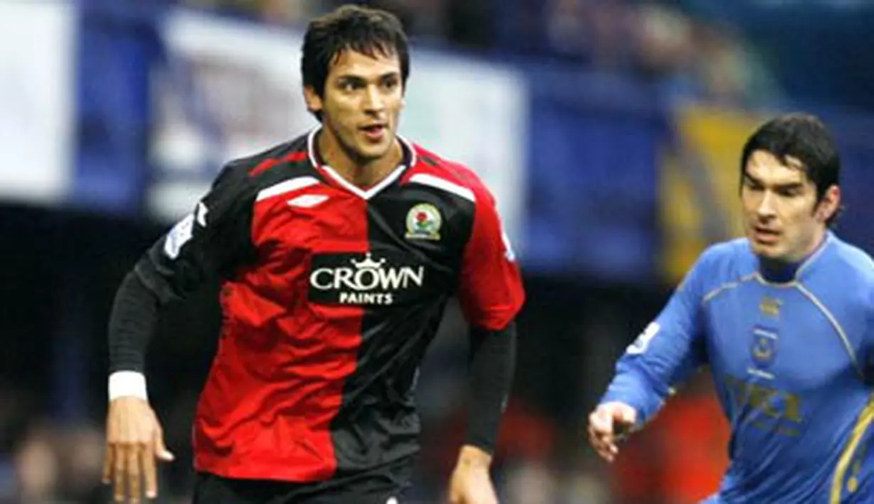 Blackburn Rovers Paraguayan player Roque Santa Cruz (L) vies with Richard Hughes of Portsmouth during a Premier League football match at Fratton Park in Portsmouth, England, on November 30, 2008. AFP PHOTO/IAN KINGTON