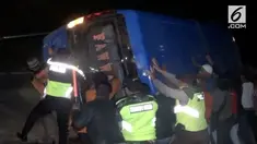 Sebuah minibus menabrak tebing dan terguling di jalur Mojokerto-Batu.