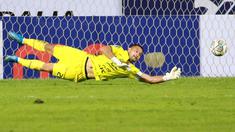 Kiper Persija Jakarta, Andritany Ardhiyasa, berusaha menghalau bola saat melawan Persikabo 1973. (Bola.com/M Iqbal Ichsan)