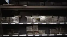 Bungkus rokok terlihat di toko swalayan dengan label peringatan saat ini dan disimpan di balik lemari tertutup di Montreal, Kanada, 1 Agustus 2023. (ANDREJ IVANOV / AFP)