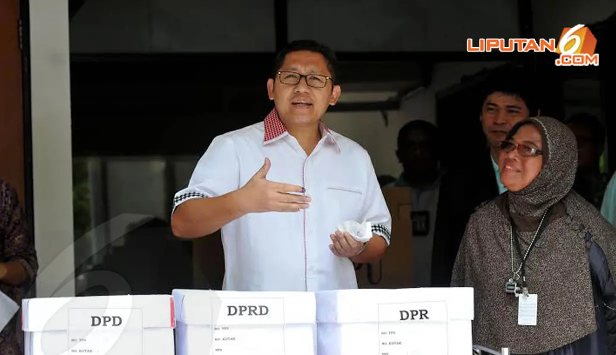 Sebelum memasukkan ke dalam kotak suara, Anas Urbaningrum sempat mengucap   kalimat, "Aku Ora Popo" yang artinya aku tidak apa-apa. Sebuah kalimat yang   sering terlontar dari mulut Jokowi (Liputan6.com/Johan Tallo)