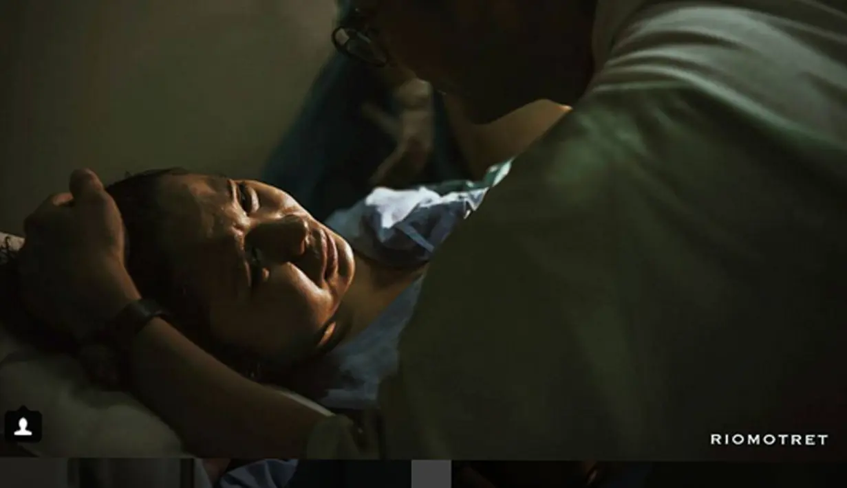 Beberapa saat usai proses kelahiran anaknya berlangsung, Junior pun mengunggah foto putra pertamanya di akun Instagramnya. Di caption foto itu Junior menuliskan rasa terima kasih atas bayi laki-lakinya itu. (Instagram/riomotret)