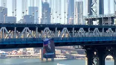 Banner raksasa bergambar Presiden Rusia Vladimir Putin terlihat tergantung di Jembatan Manhattan, New York, Kamis (6/10). Pihak kepolisian New York saat ini tengah mencari pelaku yang menggantungkan banner raksasa itu. (Kathryn Peters/Handout via Reuters)