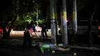 Petugas kepolisian Filipina (PNP) memeriksa jenazah pria yang ditemukan tewas di pinggir jalan Malate, Manila (29/8). Jenazah pria ini diduga sebagai bandar narkoba yang tewas dengan luka tembak. (REUTERS/Romeo Ranoco)