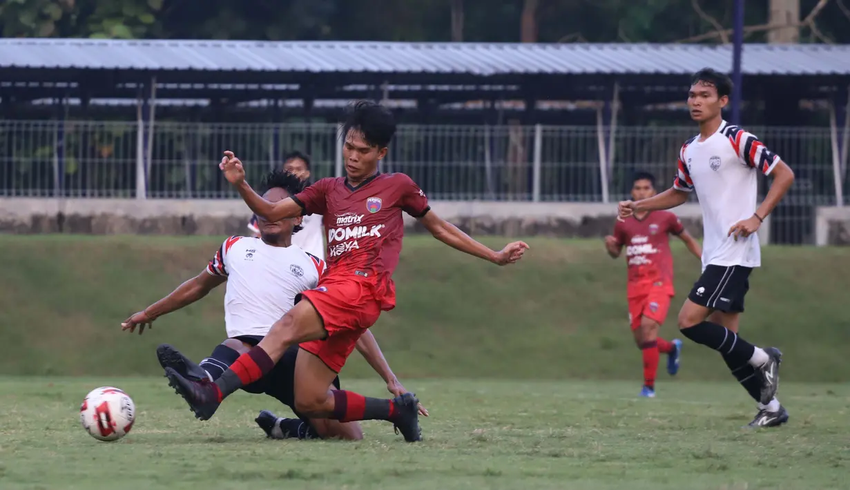 Persita pun masih terlihat menyesuaikan pola dan tempo permainan. Kedua tim pun sejak awal berimbang dalam hal penguasaan bola. Beberapa kali peluang Persita sempat tercipta namun masih gagal menembus benteng pertahanan PSG Pati. (Foto: Dok. Persita)