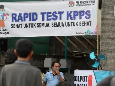 Kantor Kelurahan Pondok Benda menggelar rapid test Covid-19 untuk petugas Kelompok Penyelenggara Pemungutan Suara (KPPS) di Tangerang Selatan, Jumat (27/11/2020). Rapid Test diikuti 1.017 anggota KPPS serta Petugas Pengamanan Tempat Pemungutan Suara (PAM TPS). (merdeka.com/Dwi Narwoko)