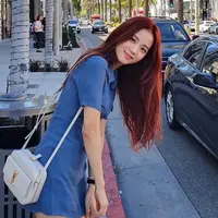 Mampir di beberapa negara, Jisoo tampak menikmati waktu luangnya. Walaupun telah menjadi artis yang dikenal di seluruh dunia, Jisoo kerap kali menggunakan baju yang simpel untuk jalan-jalan. (Liputan6.com/IG/@sooyaaa__)