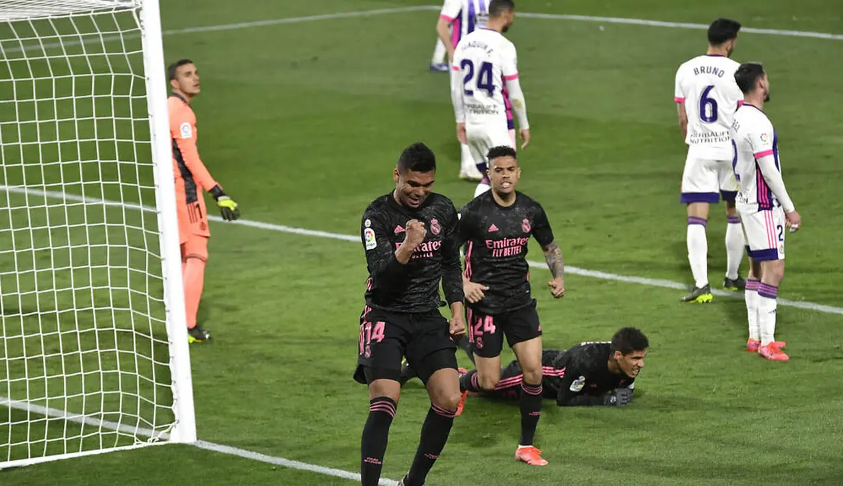 Pemain Real Madrid, Casemiro, merayakan gol ke gawang Real Valladolid pada laga Liga Spanyol di Stadion Jose Zorrila, Minggu (21/2/2021). Real Madrid menang dengan skor 1-0. (AP/Alvaro Barrientos)