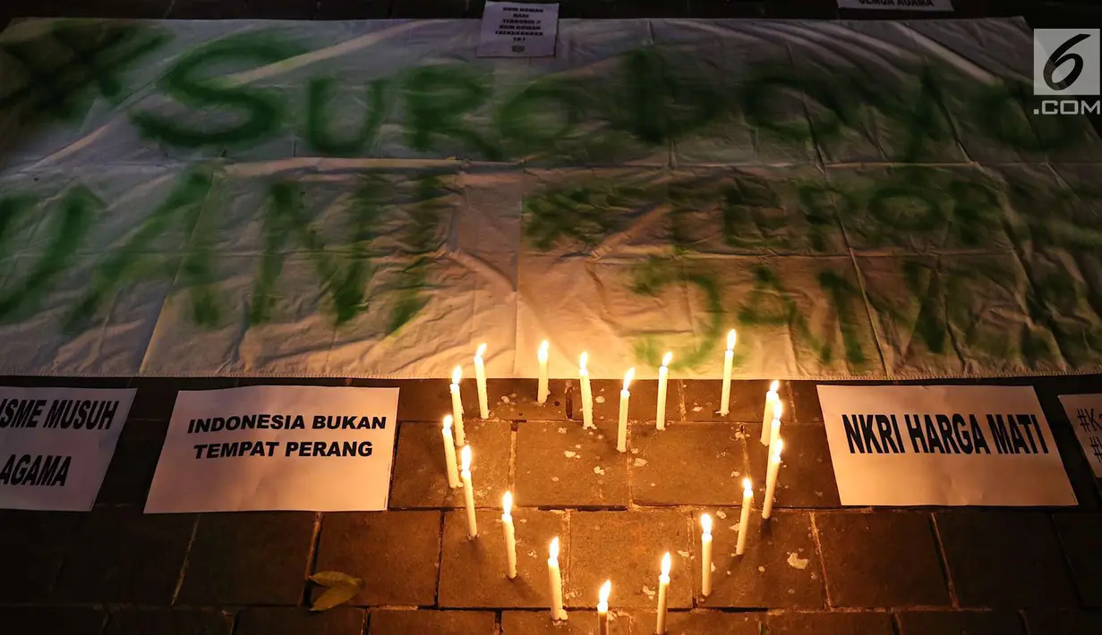 Lilin simbol cinta dinyalakan dalam aksi solidaritas terkait tragedi teror bom di Surabaya dan Sidoarjo di Taman Suropati, Jakarta, Senin (14/5). (Liputan6.com/Immanuel Antonius)