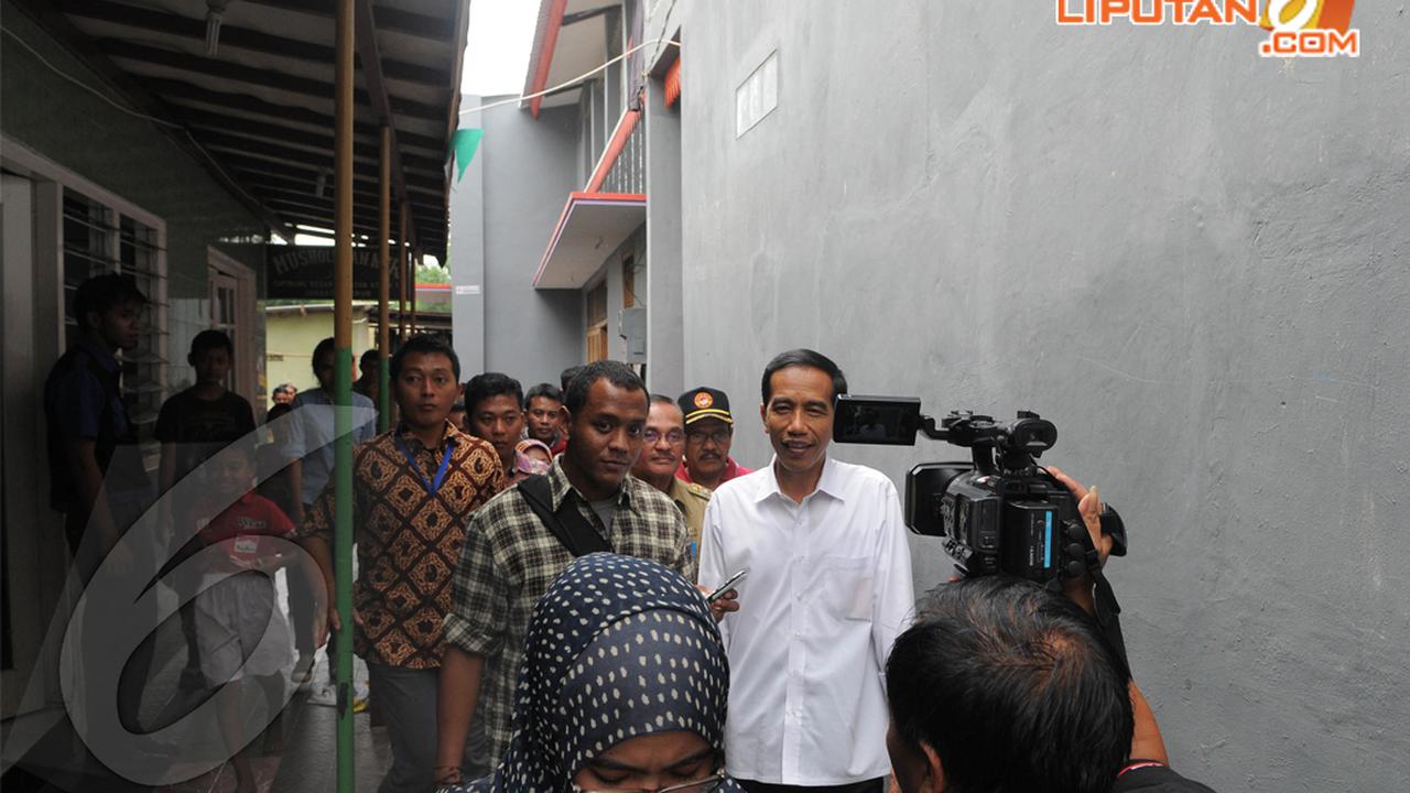 [FOTO] Jokowi Blusukan Ke Kampung Deret, Warga Antri Bersalaman