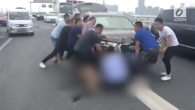 VIDEO: Evakuasi Korban Kecelakaan Terjepit Mobil