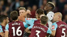 Pemain West Ham United dan pemain Manchester United terlibat saling dorong saat bertanding dalam Liga Inggris di London Stadium di London (10/5). Manchester United bermain imbang tanpa gol melawan West Ham United. (AP Photo / Alastair Grant)