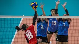 Pemain Voli Indonesia, Novia, saat melawan Thailand pada laga Asian Games 2018 di Volley Indoor, GBK, Jakarta, Senin (27/8/2018). Indonesia kalah 1-3 dari Thailand. (Bola.com/Vitalis Yogi Trisna)