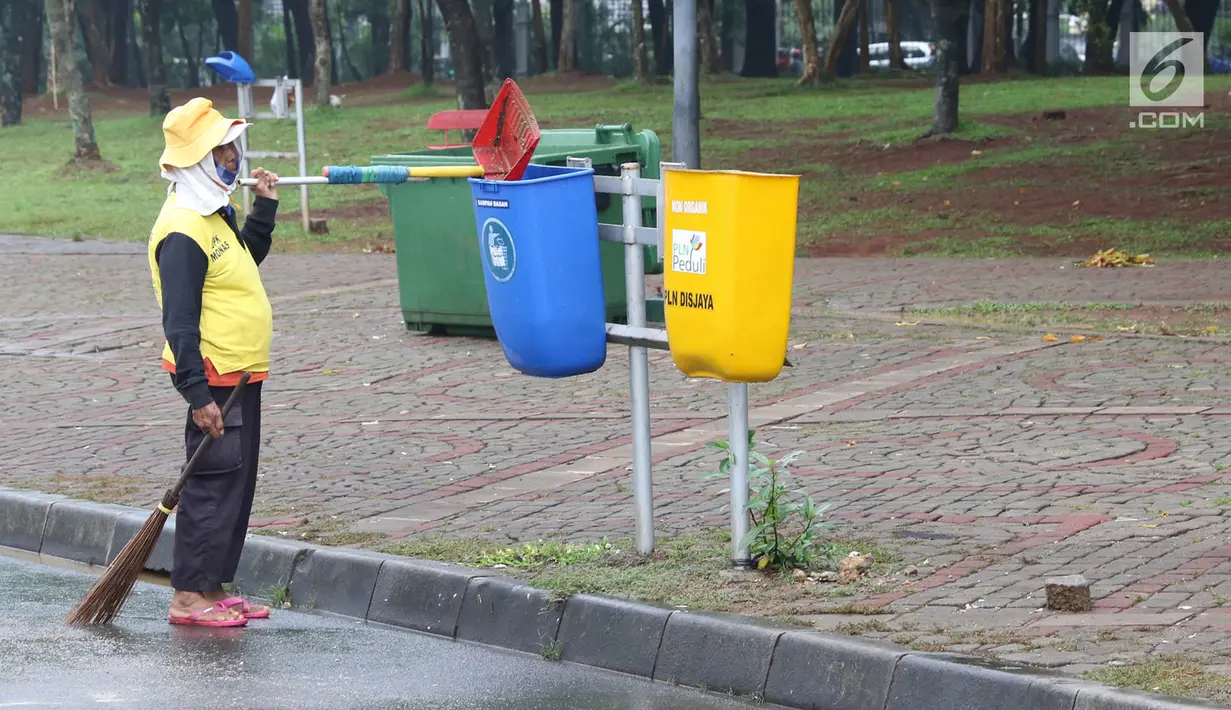 Petugas membersihkan sampah di kawasan Monas, Jakarta, Senin (3/11). Kesigapan petugas kebersihan pasca reuni 212 membuat kawasan tersebut kembali bersih meskipun sehari sebelumnya dipenuhi ratusan ribu orang. (Liputan6.com/Immanuel Antonius)