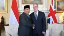 Sebelumnya diketahui, Presiden Prabowo Subianto tiba di London pada Minggu 18 Januari 2026 malam, dalam rangka kunjungan kerja untuk mempererat kemitraan strategis Indonesia–Inggris. Tampak dalam foto, Perdana Menteri Inggris Keir Starmer (kanan) berjabat tangan dengan Presiden Indonesia Prabowo Subianto (kiri) di awal pertemuan mereka di Downing Street, London tengah, pada 20 Januari 2026. (JUSTIN TALLIS/POOL/AFP)