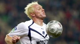 Lilian Laslandes. Striker asal Prancis ini telah memperkuat 4 tim Prancis, Auxerre, Bordeaux, Bastia dan Nice, mulai musim 1991/1992 hingga 2007/2008. Total telah bermain dalam 383 penampilan di semua ajang dengan mencetak 125 gol. (AFP/Valery Hache)