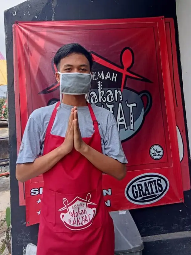 Anak piatu berprestasi yang rela berjualan nasi di angkringan itu sekarang berkuliah di Unnes Semarang. (Foto: Liputan6.com/Heni Purwono untuk Muhamad Ridlo)
