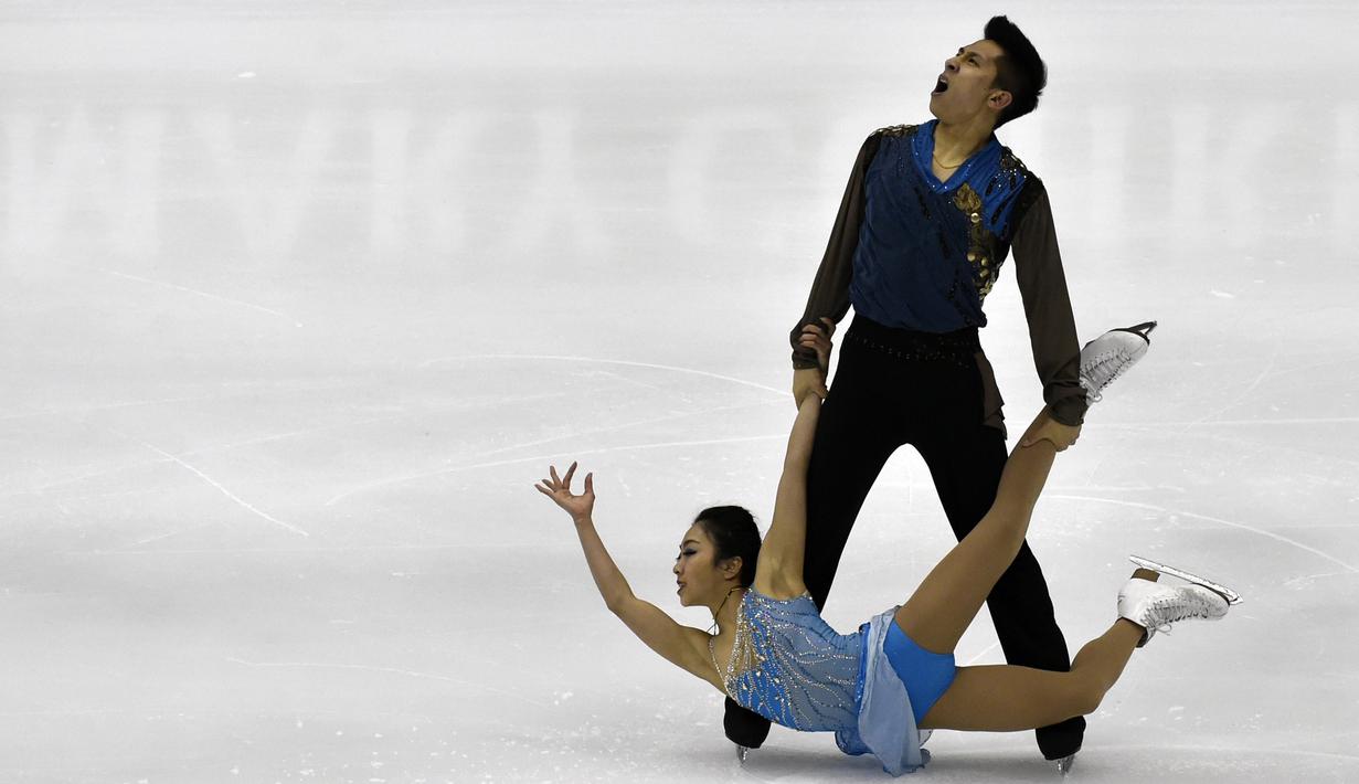 Atlet China, Wenjing Sui dan Cong Han, beraksi di nomor Pairs Free Skating dalam kejuaraan figure skating ISU Four Continents di Taipei, (20/2/2016). (AFP/Sam Yeh)