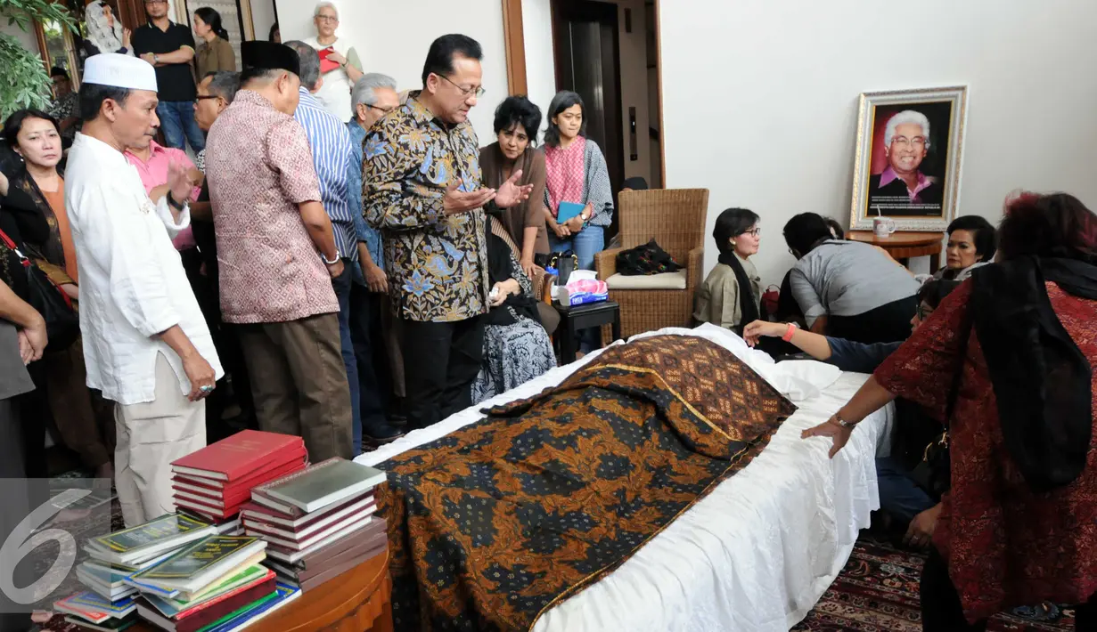 Ketua DPD RI, Irman Gusman saat mendoakan jenazah almarhum pengacara Adnan Buyung Nasution di kediamannya, Lebak Bulus, Jakarta, Rabu (23/9/2015). Adnan menghembuskan napas terakhir pada pagi tadi pukul 10.15 WIB. (Liputan6.com/Helmi Afandi)