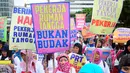 Aksi ratusan Pekerja Rumah Tangga (PRT) yang mendesak disahkannya RUU Perlindungan Pekerja Rumah Tangga (RUU PPRT) yang masuk dalam Prolegnas 2015 di Bundaran HI, Jakarta, Minggu (8/3/2015).(Liputan6.com/Yoppy Renato)