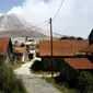 Sebuah desa kosong yang ditinggalkan warganya di Beras Tepu Desa, Karo, Sumatera Utara, 21 Juni 2015. Lebih dari 10.000 orang dari 12 desa di sekitar lereng Gunung Sinabung, meninggalkan rumah mereka dan pindah ke kamp-kamp pengungsi. (REUTERS/Beawiharta)