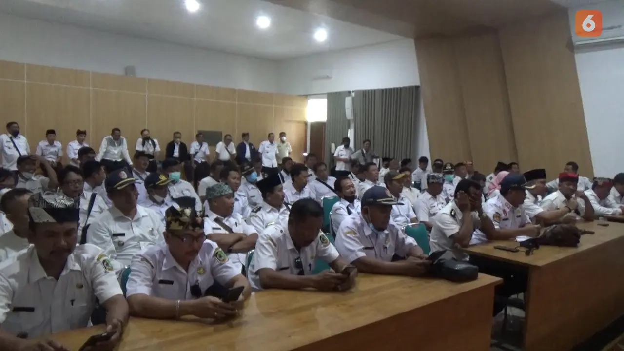 Ratusan kepala desa se-Banyuwangi audensi di Kantor bupati. (Hermawan Arifianto/Liputan6.com)