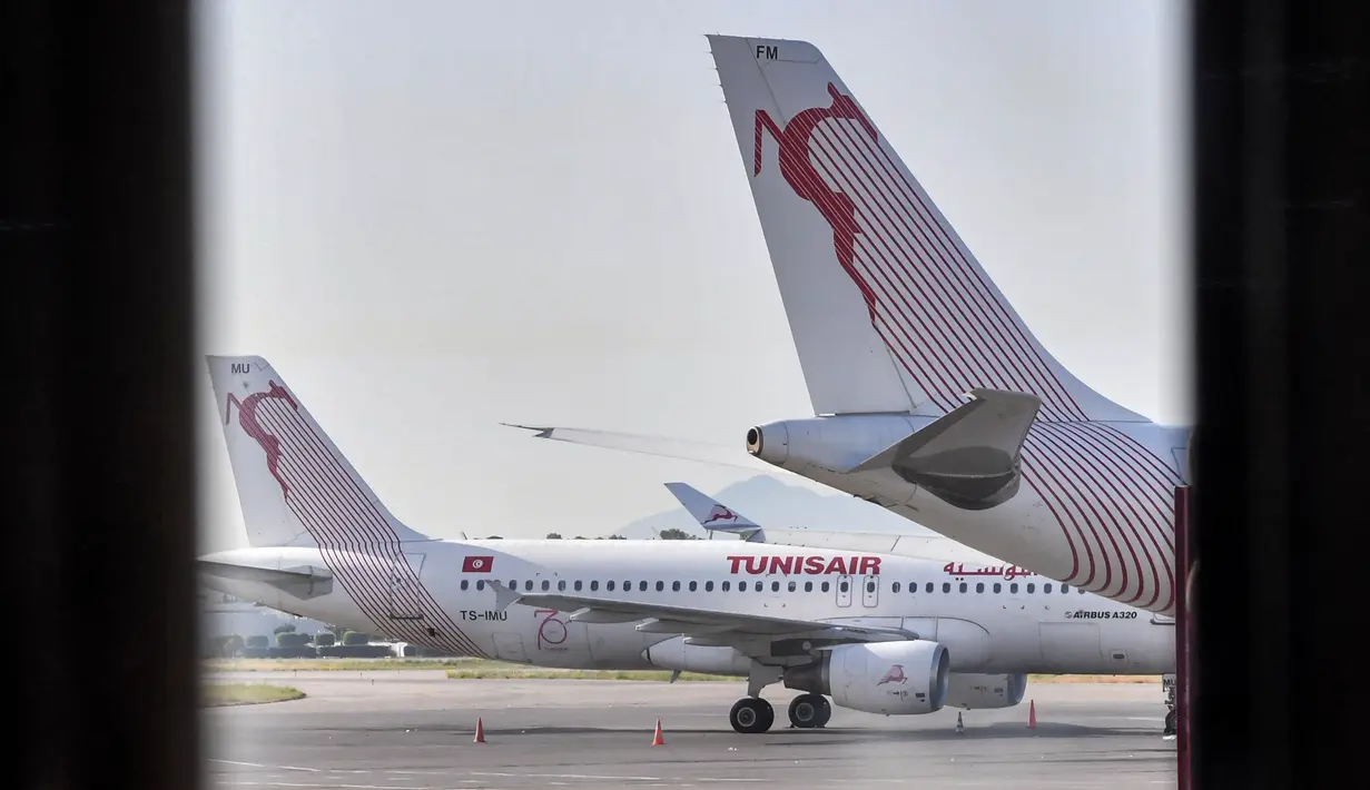 <p>Sebuah pesawat Airbus A320 Tunisair ditempatkan di landasan selama aksi mogok massal pekerja di Bandara Internasional Tunis-Carthage Tunisia, Kamis (16/6/2022). Serikat Pekerja Umum Tunisia (UGTT) mengadakan aksi mogok massal pada hari Kamis ini yang memyebabkan pembatalan sejumlah penerbangan internasional. (FETHI BELAID / AFP)</p>