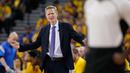 Pelatih Warriors, Steve Kerr memprotes keputusan wasit saat timnya melawan Portland Trail Blazers ipada game ke-5 semifinal NBA Playoffs wilayah barat di Oracle Arena, Oakland, California, (12/5/2016) WIB. (Ezra Shaw/Getty Images/AFP)
