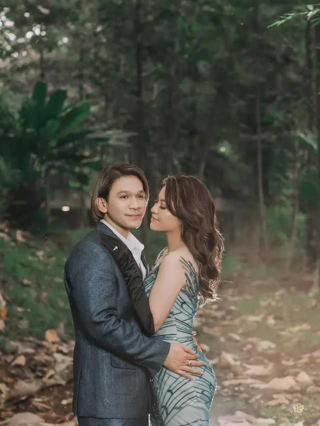 Gaya Pemotretan Jordi Onsu dan Frislly Herlind Bersanding Dengan Kuda. (Sumber: Instagram/fdphotography90)