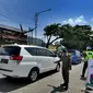 Polantas Polres Bogor mengatur lalu lintas yang melintasi Pos Pengawasan Larangan Mudik di Cigombong, Bogor, Rabu (29/4/2020). Polres Bogor melakukan penyekatan  di perbatasan dengan Cianjur yaitu Pos Rindu Alam dan perbatasan Sukabumi di Pos Cigombong. (merdeka.com/Arie Basuki)