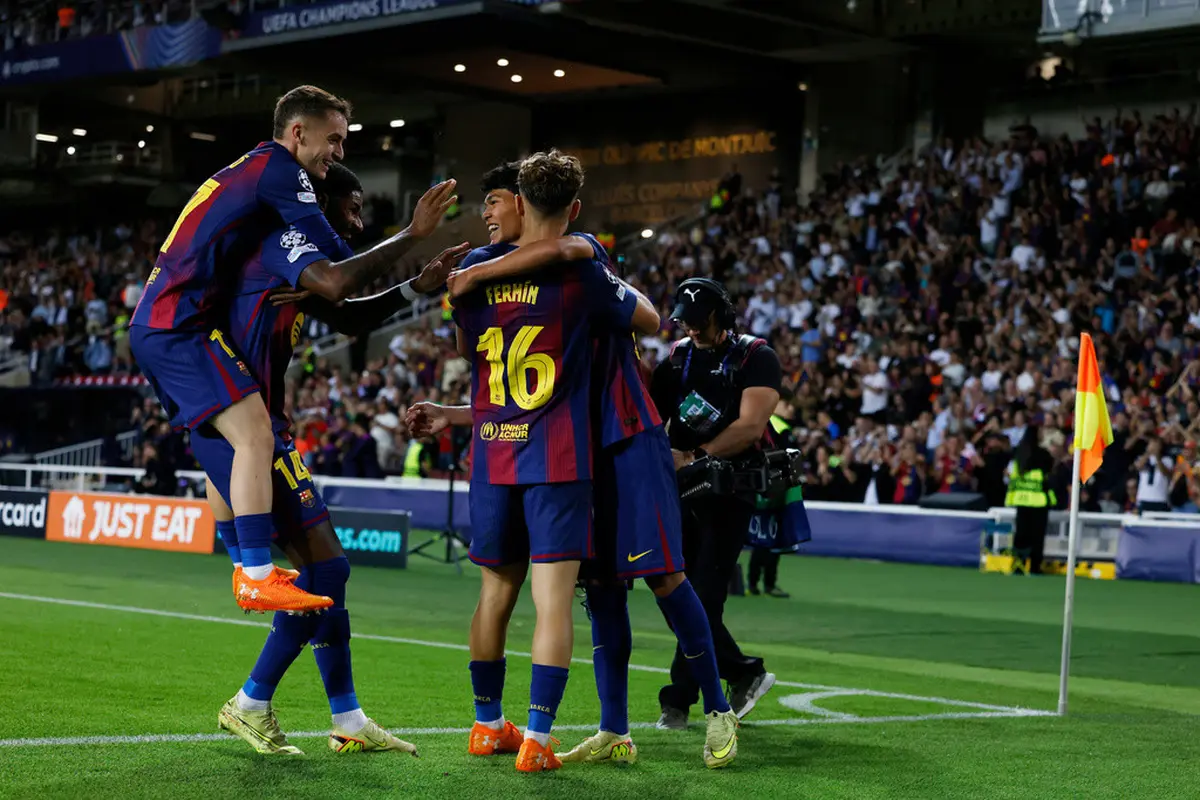 Skuad Barcelona merayakan golnya ke gawang Olympiakos di matchday 3 league phase Liga Champions 2025/2026 di Estadi Olimpic Lluis Companys, Selasa (21/10/2025). (AP Photo/Joan Monfort)