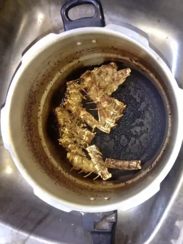 10 Momen Netizen saat Masak Makanan Berakhir Gosong, Apes Banget