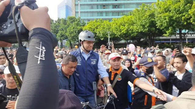 Gubernur DKI Jakarta, Anies Baswedan, menyapa warga di Car free day (CFD) di Bundaran Hotel Indonesia (HI), Jakarta Pusat