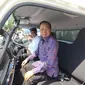 Menteri Perhubungan RI Budi Karya Sumadi dan Gubernur Bali Wayan Koster saat menjajal duduk di dalam truk listrik di Bali. (Septian / Liputan6.com)