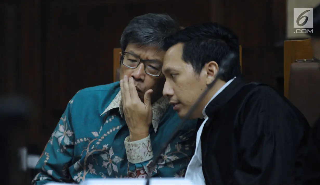 Mantan Dirut PT Quadra Solutions, Anang S Sudihardjo (kiri) berbincang dengan penasehat hukumnya pada sidang dugaan korupsi pengadaan E-KTP di Pengadlian Tipikor, Jakarta, Kamis (12/4). Sidang mendengar keterangan saksi. (Liputan6.com/Helmi Fithriansyah)