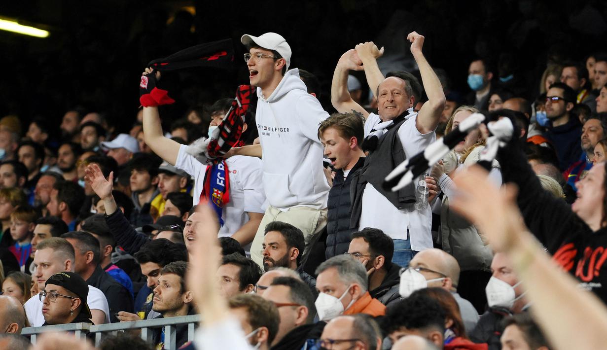 Tapi, malam itu, pendukung Eintracht Frankfurt yang hadir melebihi 30 ribu orang. (AFP/Lluis Gene)