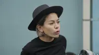 Hanya mengenakan makeup sederhana, Nikita tetap terlihat memesona dengan balutan kaos hitam dan topi bundar yang dikenakannya. (Kapanlagi.com/Nurwahyunan)