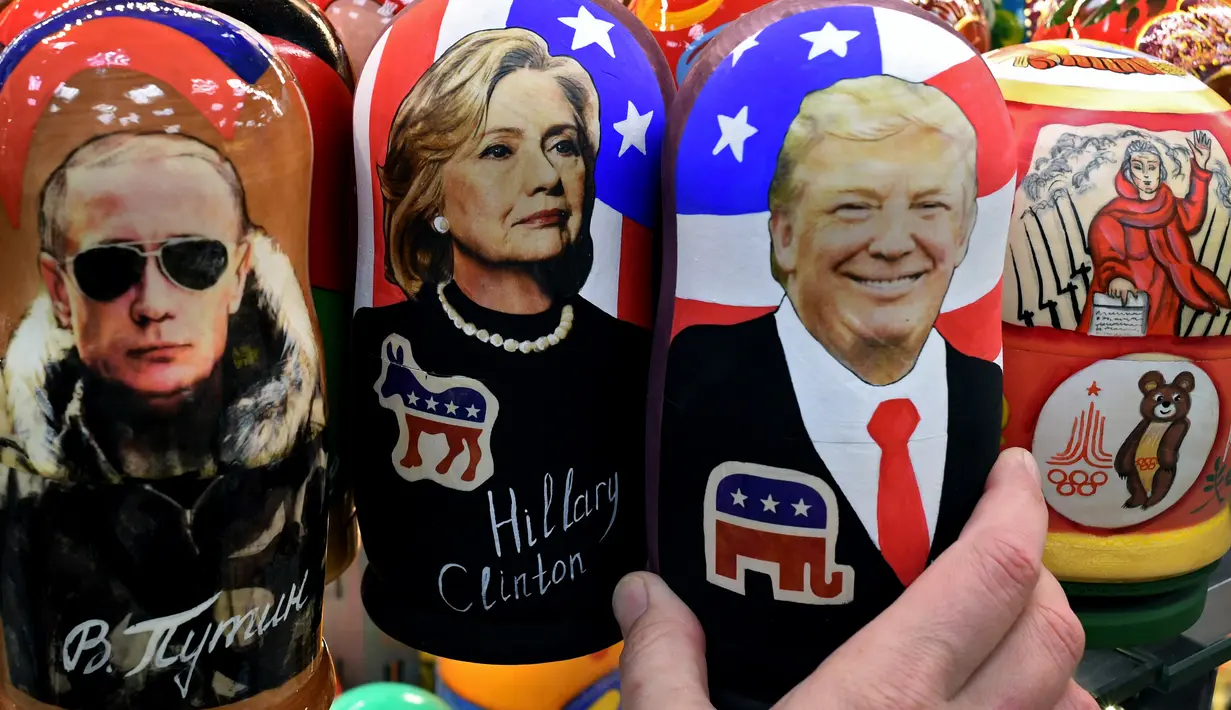 Matryoshka berkarakter Hillary Clinton dan Donald Trump dipajang disebuah toko di Moskow, Rusia (16/1). Biasanya satu buah Matryoshka ukuran sedang didalamnya bisa terdiri dari 10 buah boneka atau bahkan lebih. (AFP/Alexander Nemenov)