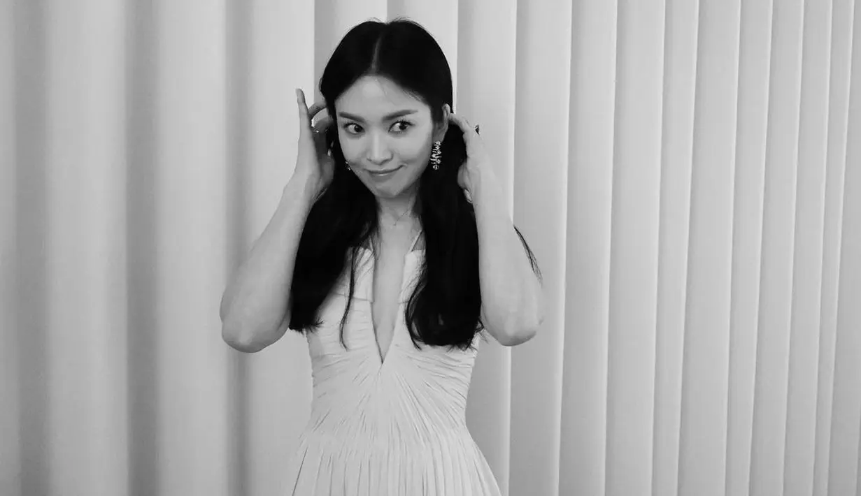 Kehadirannya di Baeksang Arts Awards tahun ini menjadi perhatian publik, karena untuk pertama kalinya setelah bercerai, ia dipertemukan Kembali dengan sang mantan suami Song Jong Ki, di acara yang sama. [Foto: Instagram/kyo1122]