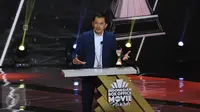 Hanung Bramantyo menyampaikan pernyataan usai dinobatkan sebagai Sutradara Terbaik dari film Rudy Habibie (Habibie & Ainun 2) pada Indonesian Box Office Movie Awards 2017 di Studio 6 Emtek City, Jakarta, Kamis (30/3). (Liputan6.com/Helmi Fithriansyah)