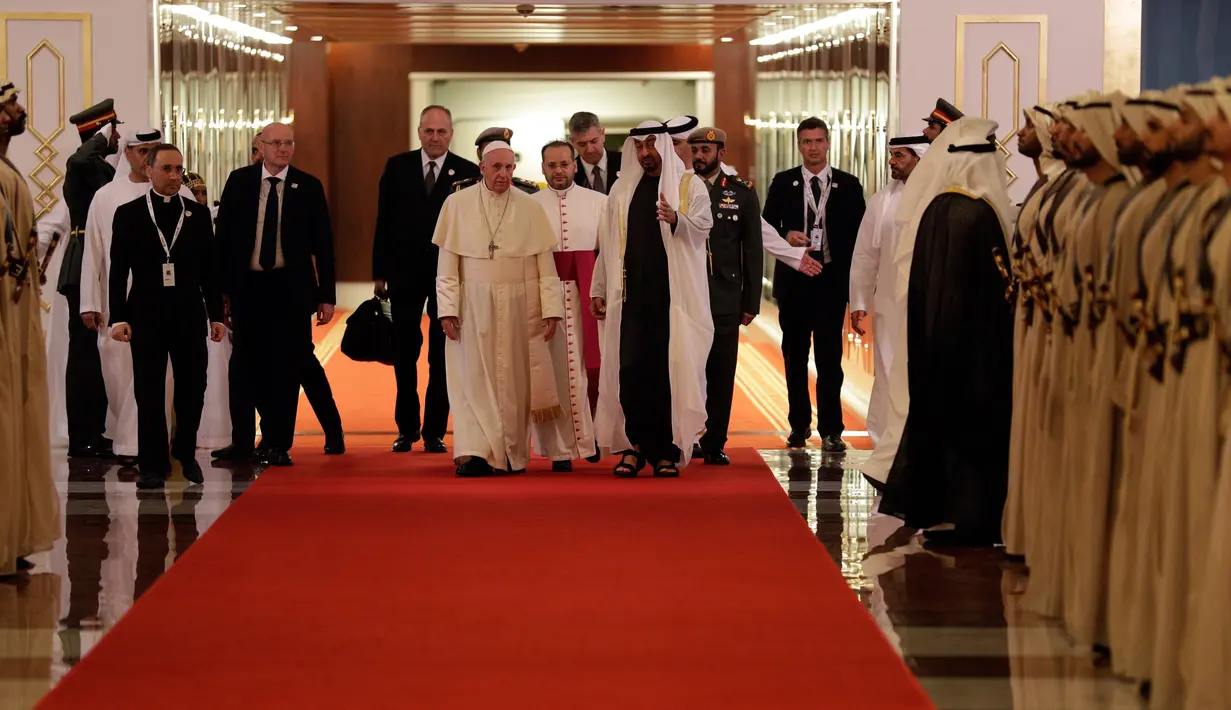 Paus Fransiskus tersenyum saat tiba di bandara Internasional Abu Dhabi di Uni Emirat Arab (3/2). Kunjungan ini menjadi momen bersejarah karena menjadi kunjungan pertama Paus Fransiskus di Jazirah Arab. (AP Photo/Andrew Medichini)