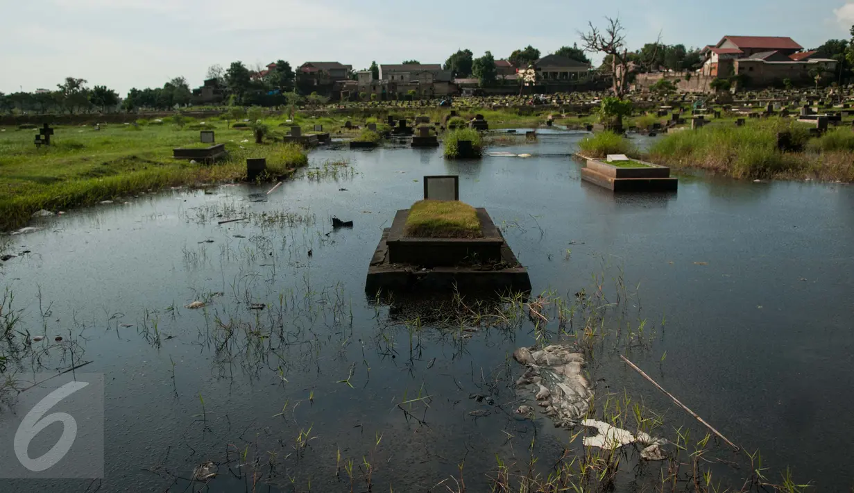 Pemandangan makam yang terendam di area Tempat Pemakaman Umum (TPU) Tanah Kusir, Jakarta, Selasa (25/4). Di TPU Tanah Kusir ini karena kerap tergenang banjir ketika terjadi hujan lebat. (Liputan6.com/Gempur M. Surya)