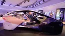 Holger Hampf, kepala BMW pengalaman pengguna, bersama seorang reporter duduk di mobil konsep masa depan BMW, i Inside Future, yang dipamerkan dalam ajang Consumer Electronic Show (CES) 2017 di Las Vegas, AS, 5 Januari 2017. (AP Photo / Jae C. Hong)