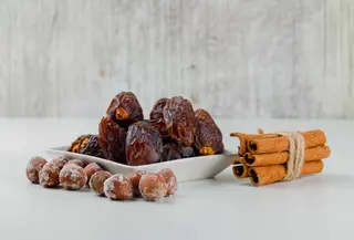 Manfaat Buah Kurma/copyright Freepik.com https://www.freepik.com/free-photo/dates-with-cinnamon-sticks-nuts-plate-side-view_8147575.htm#fromView=search&page=1&position=21&uuid=193acdc6-04da-44f3-bf4a-daa53e00ae90&query=date+fruit