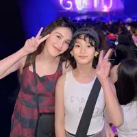 Gaya Ayu Ting Ting saat Nonton Konser Olivia Rodrigo Bersama Bilqis di Bangkok. [@ayutingting92]