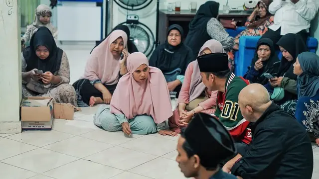 Komedian Nurul Qomar Meninggal Dunia, Ini 6 Potret Denny Cagur Melayat ke Rumah Duka